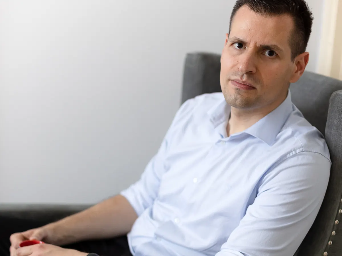 Martin Kadeřábek sedí v křesle