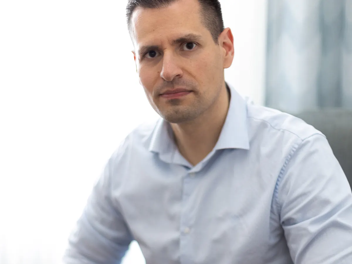 Martin Kadeřábek sedí v křesle v terapeutické místnosti