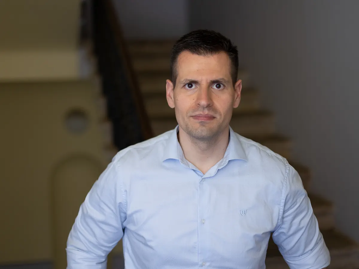 Martin Kadeřábek na schodišti domu