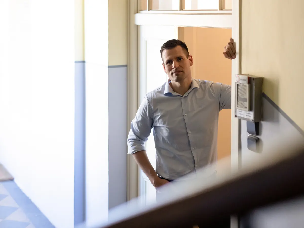 Martin Kadeřábek na chodbě domu