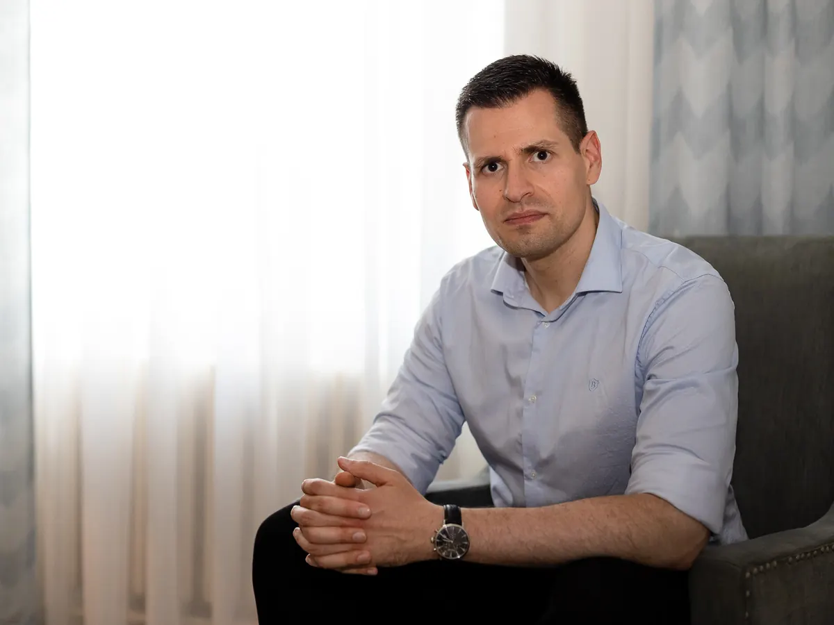 Martin Kadeřábek sedí u okna
