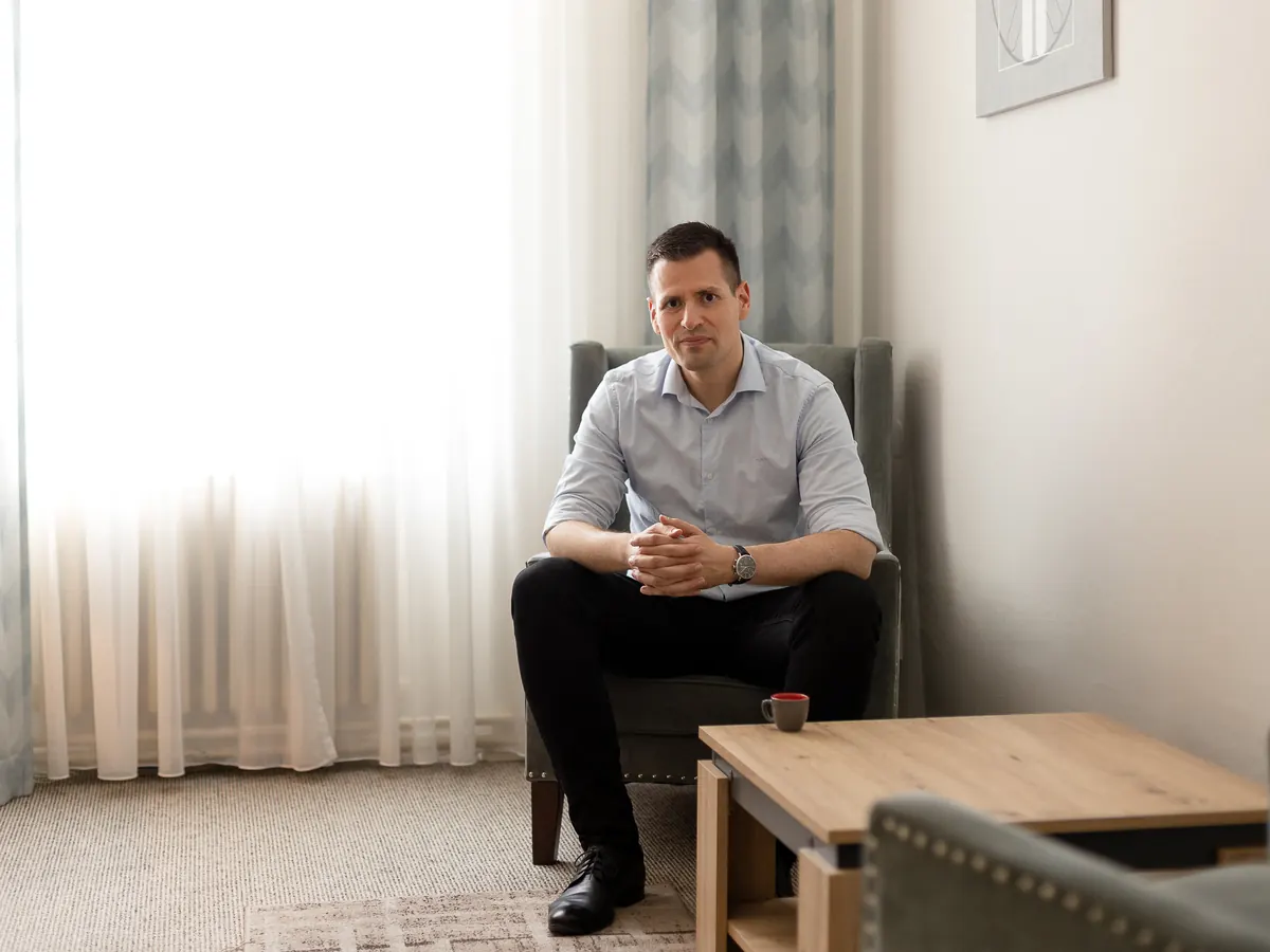 Martin Kadeřábek sedí v terapeutické místnosti
