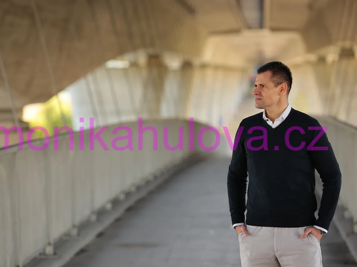 Martin Kadeřábek stojí na lávce a dívá se stranou