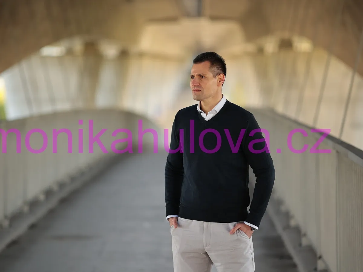 Martin Kadeřábek se zamyšleně dívá stranou
