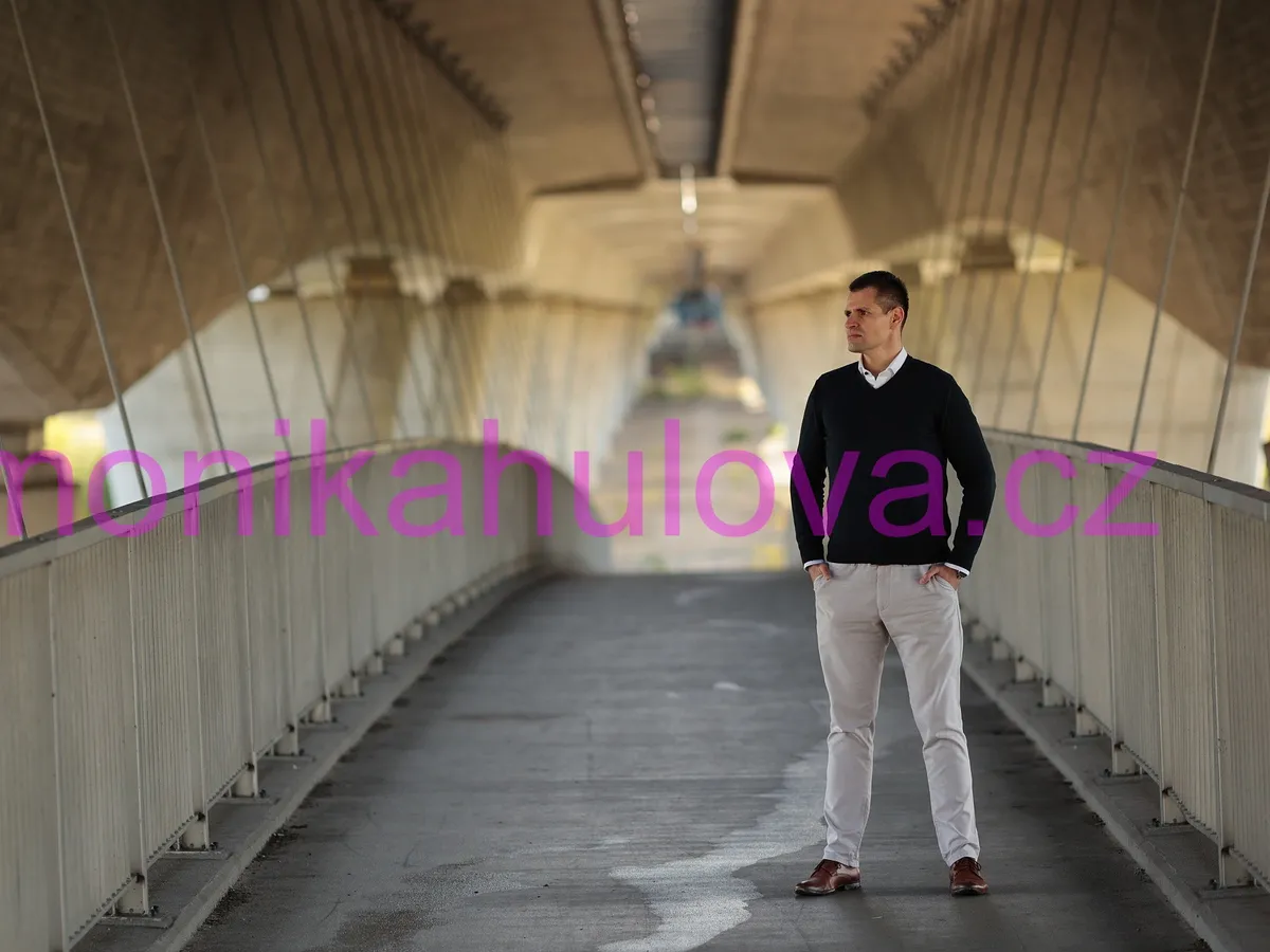 Martin Kadeřábek stojí na lávce, před ním vede cesta do dálky