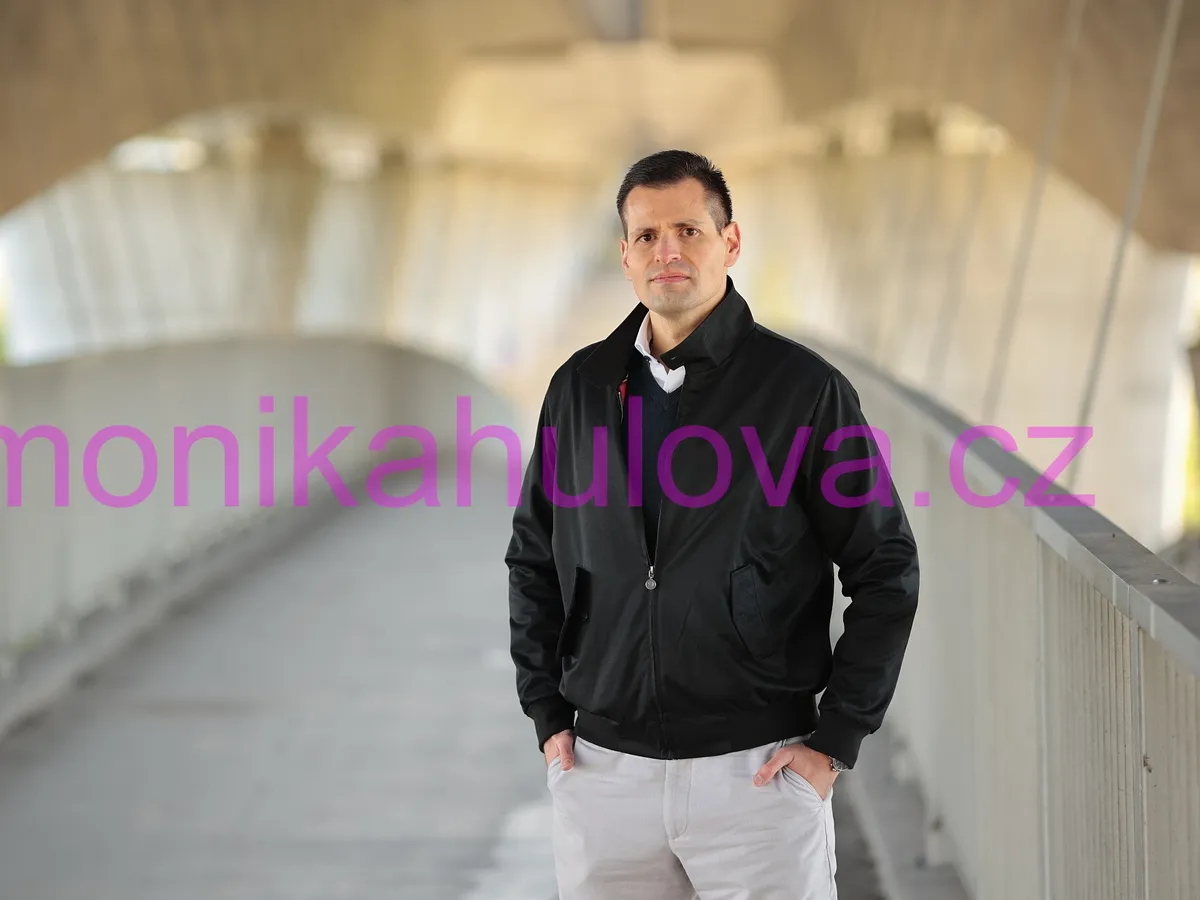 Martin Kadeřábek v bundě stojí na lávce
