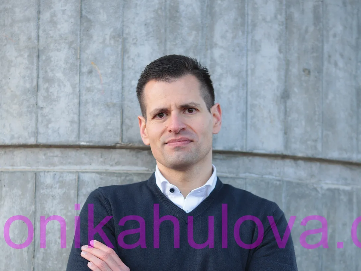 Martin Kadeřábek stojí u betonové zdi s rukama založenýma